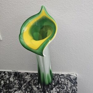 art glass Jack-in-the-Pulpit vase with yellow,‎ green, and white swirl design